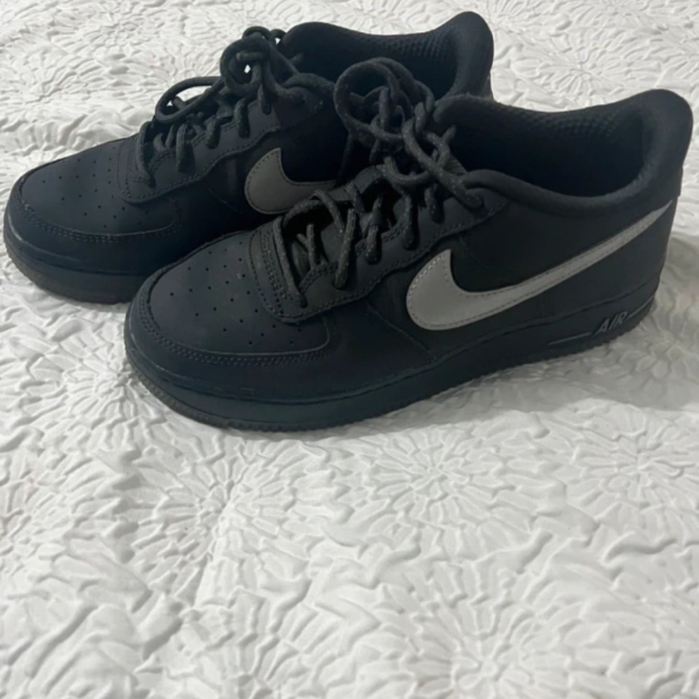 Nike Women's Black and Silver Sneakers